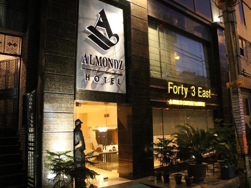 Almondz Hotel New Delhi Exterior foto